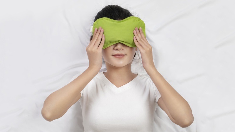 Chườm mát quanh mắt giúp bọng mắt nhỏ lại