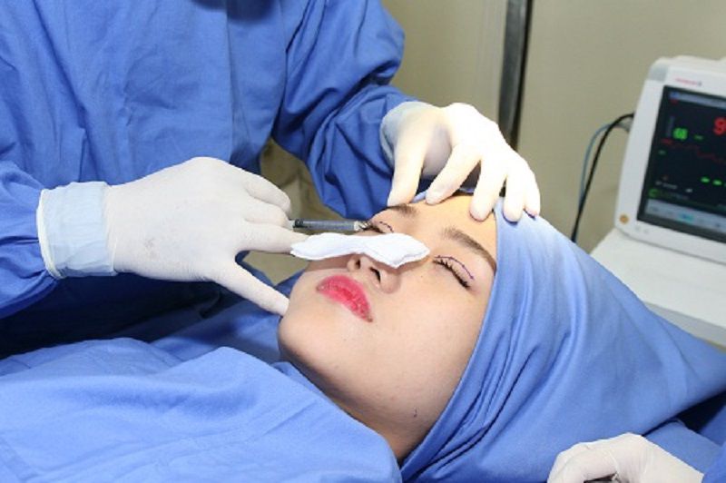 Thăm khám với bác sĩ trước khi lấy mỡ mí mắt