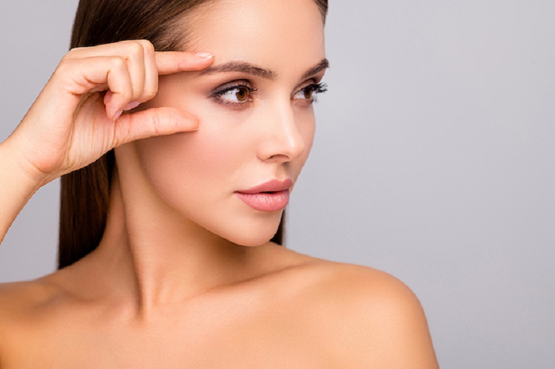 Nâng cung mày giúp trẻ hóa vùng mắt