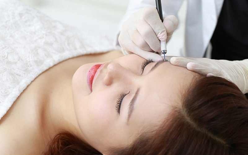 Khắc phục chân mày bên cao bên thấp bằng cách phun mày
