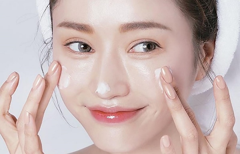 Dưỡng ẩm cho mắt hạn chế tình trạng sụp mí