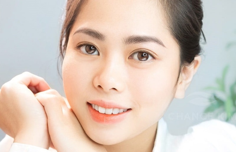 Khoảng cách giữa hai đầu lông mày vừa phải