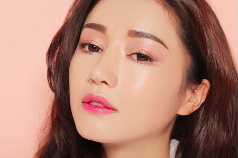 Treo khung chân mày giúp trẻ hóa vùng mắt