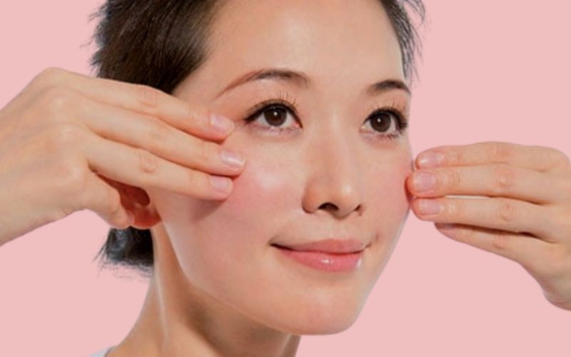 Mát xa giảm bọng mỡ mắt