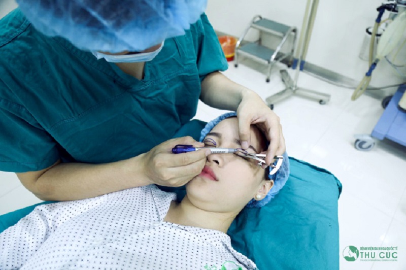 Thu Cúc sử dụng thiết bị máy móc hiện đại khi phẫu thuật