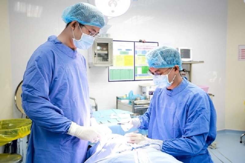 Tiến hành khâu vết thương sau khi lấy  bọng mỡ