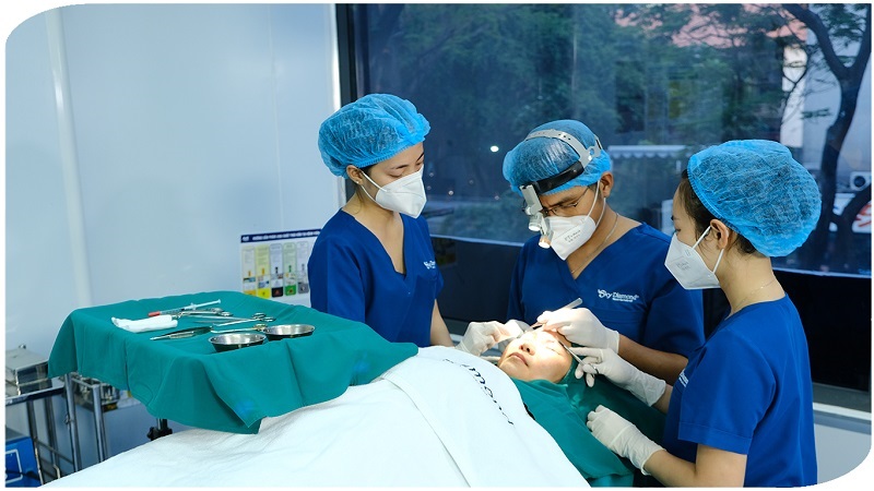 Tiến hành nâng cung chân mày