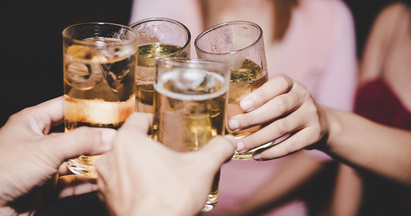 Trước khi lấy bọng mỡ mắt nên kiêng đồ uống có cồn