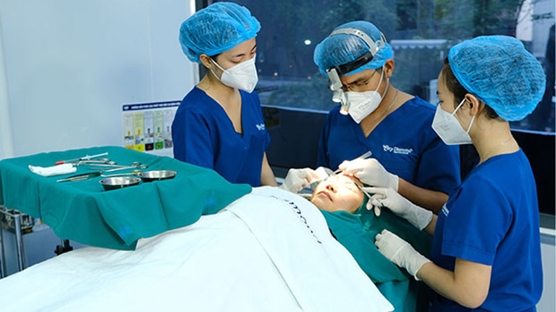 Thực hiện treo cung mày tại Sky Diamond